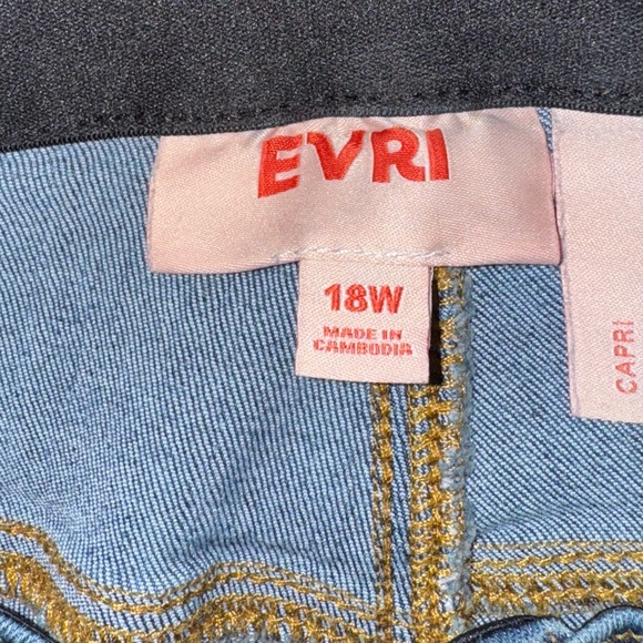 EVRI Women's Blue Distressed cuffed Jean  capris - Picture 2 of 5